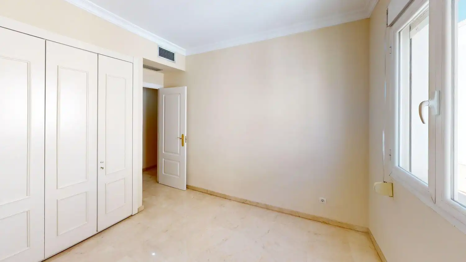 Flat for rent in Sevilla  with Air Conditioner, Heating and Storage room