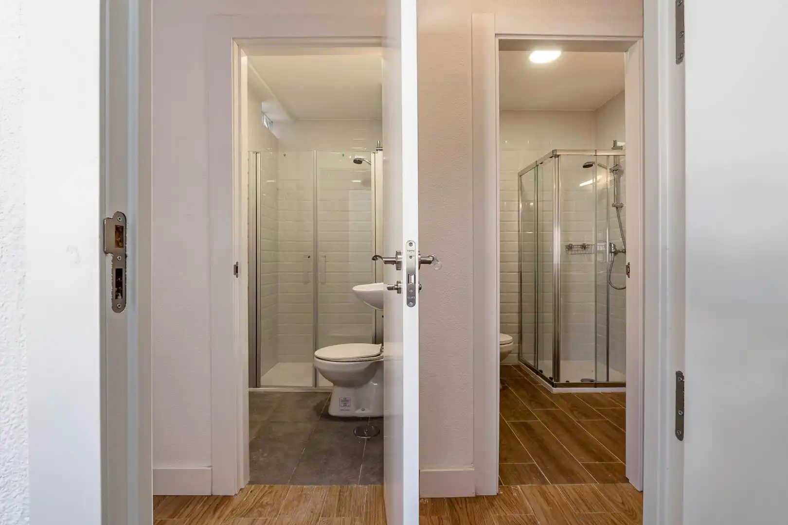 Bathroom of Flat for share in Granada  with Balcony