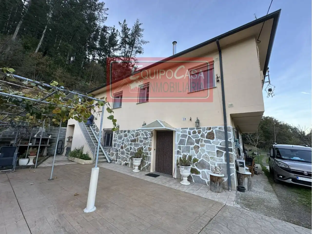 Vista exterior de Casa o xalet en venda en Ribeira de Piquín amb Calefacció, Jardí privat i Moblat