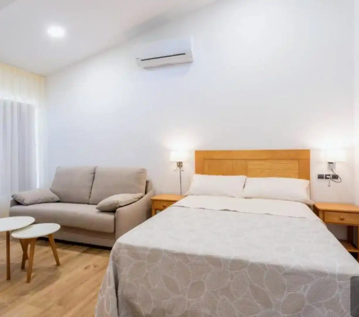 Dormitori de Apartament de lloguer en Boqueixón amb Aire condicionat, Parquet i Moblat