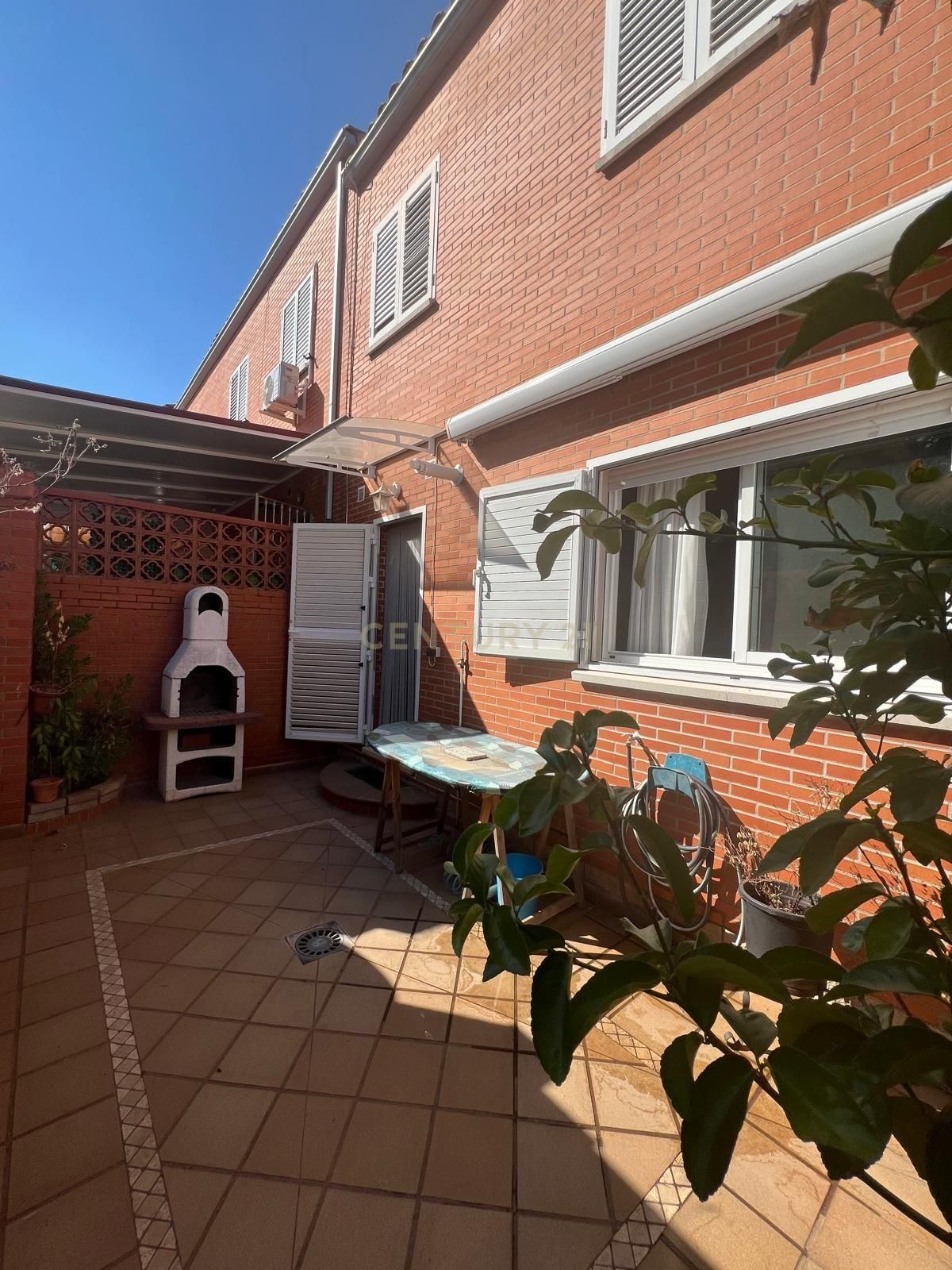 Exterior view of Single-family semi-detached for sale in Cáceres Capital  with Private garden and Storage room