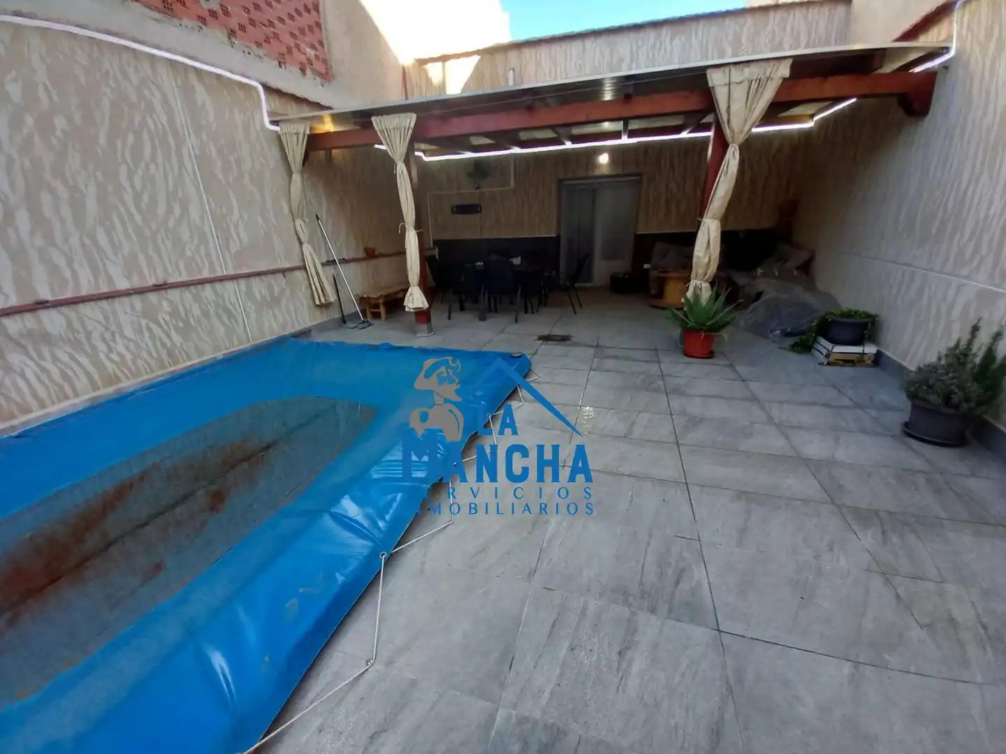 Piscina de Casa o xalet en venda en Madrigueras amb Piscina i Moblat