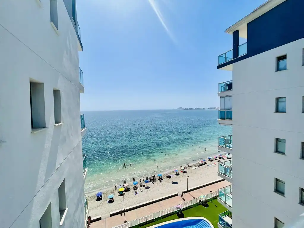 Vista exterior de Dúplex en venda en La Manga del Mar Menor amb Aire condicionat, Calefacció i Jardí privat