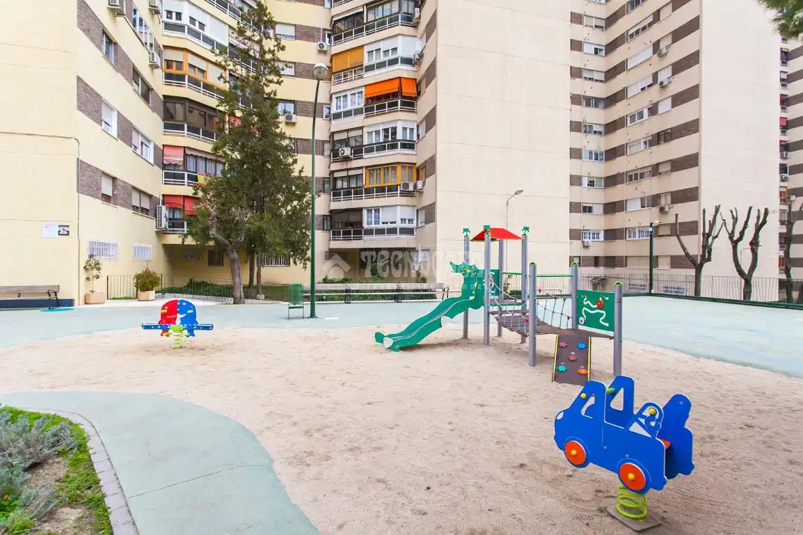 Vista exterior de Piso en venta en Madrid con Calefacción, Piscina y Piscina comunitaria