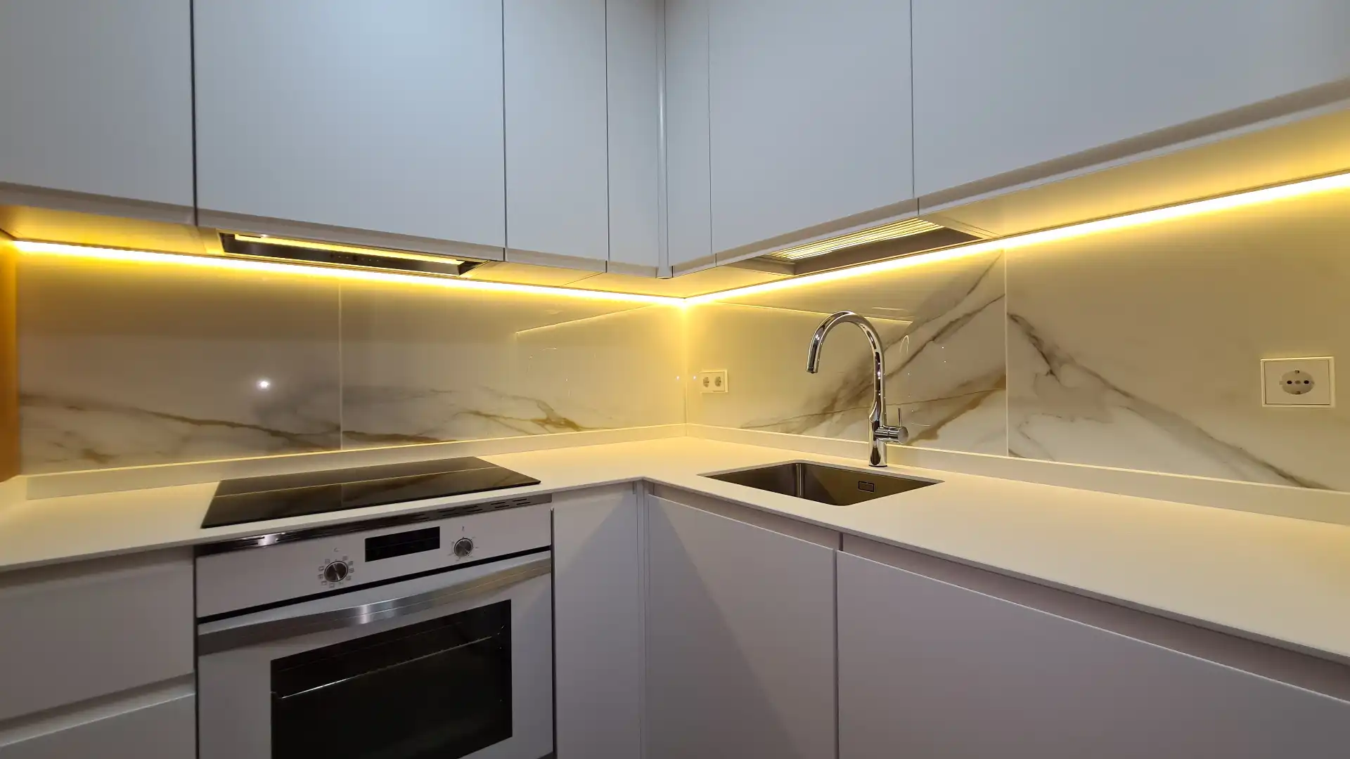 Cuina de Apartament de lloguer en Madrid amb Aire condicionat, Calefacció i Moblat