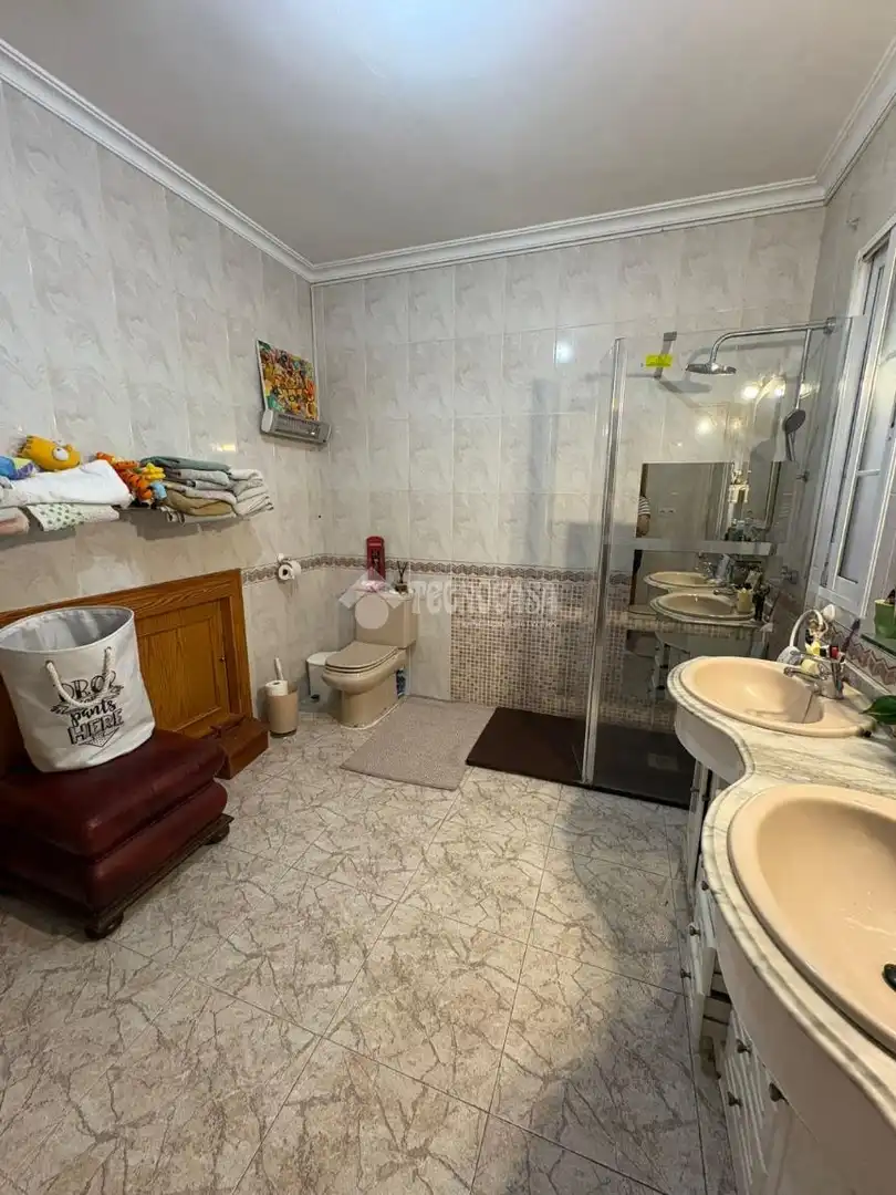 Baño de Casa adosada en venta en La Rinconada con Piscina y Amueblado