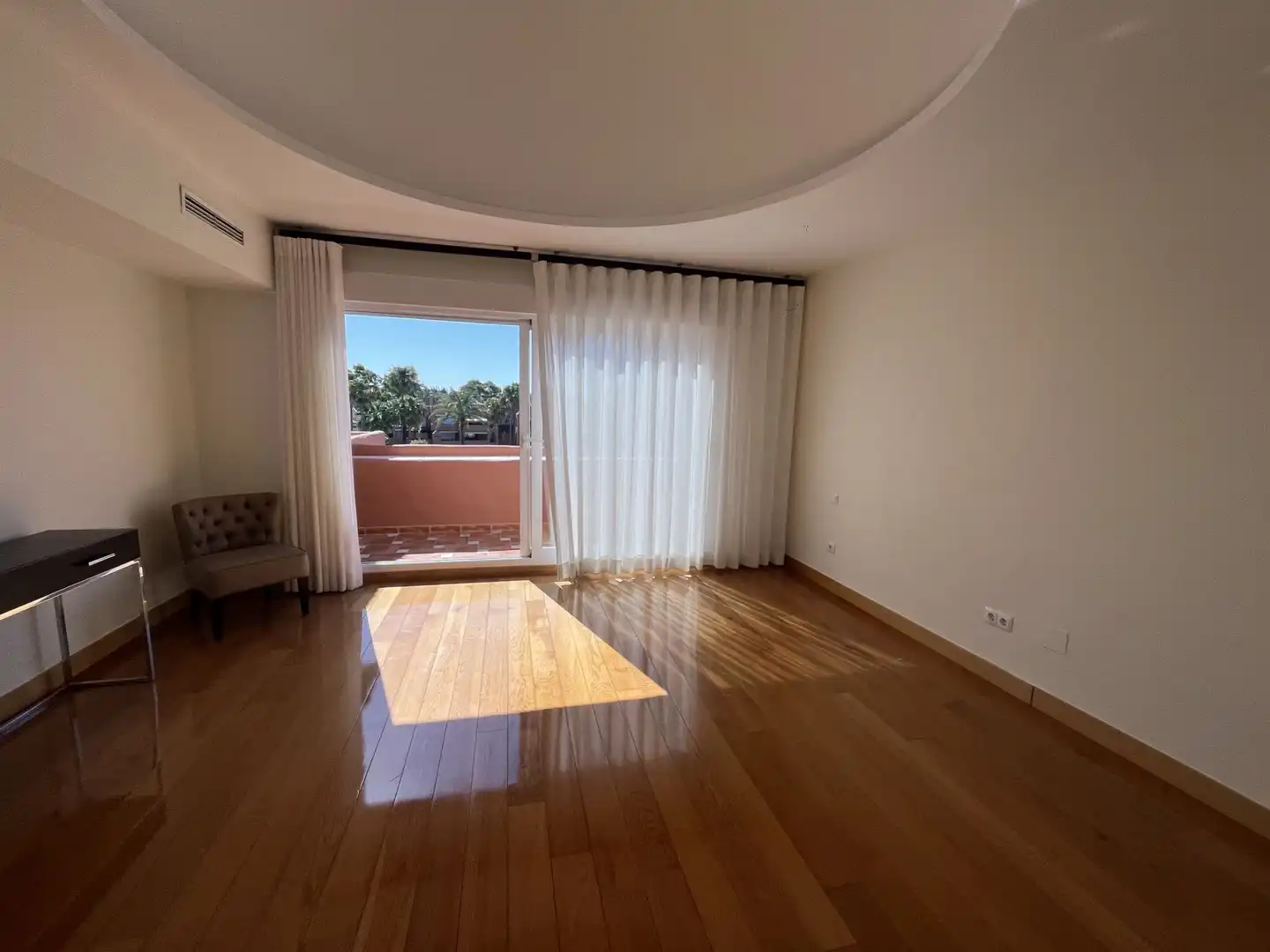 Schlafzimmer von Wohnung zum Verkauf in Estepona mit Klimaanlage, Heizung und Privatgarten