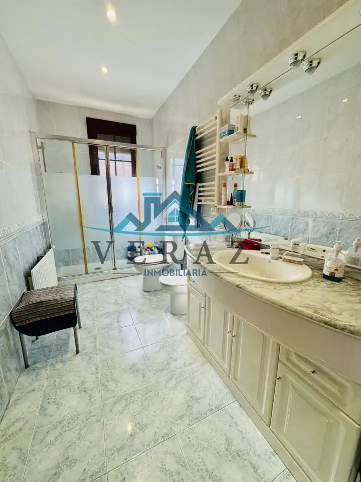 Baño de Casa o chalet en venta en La Pueblanueva con Aire acondicionado, Calefacción y Jardín privado