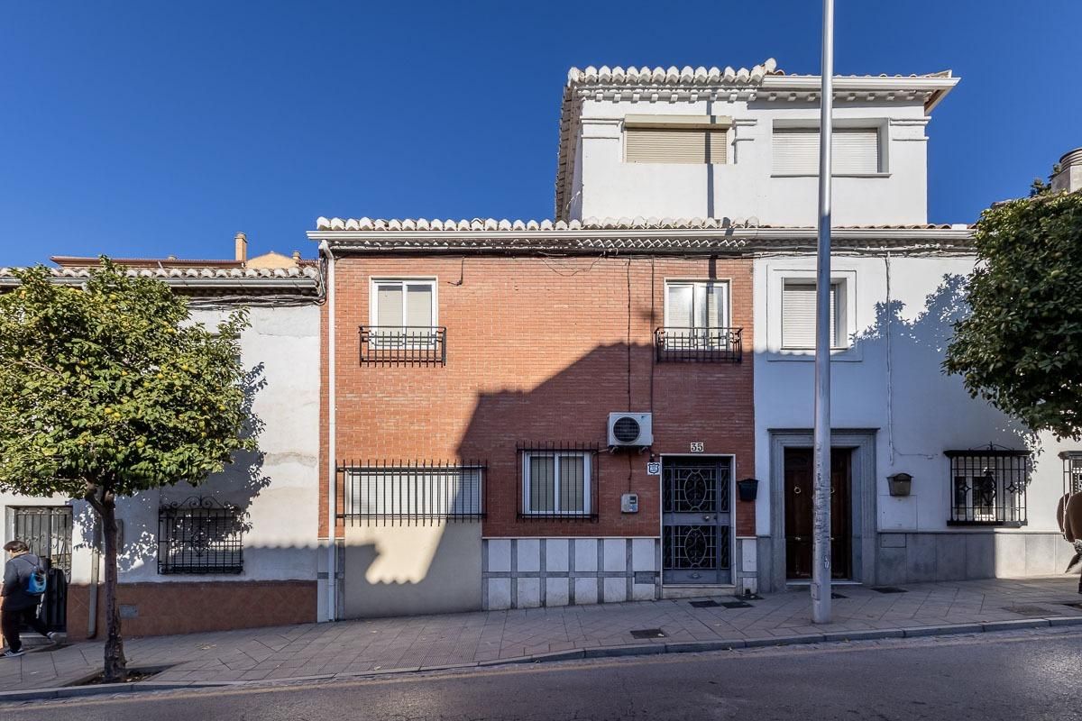 Vista exterior de Casa adosada en venda en  Granada Capital amb Calefacció i Terrassa