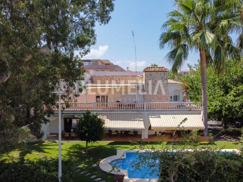 Vista exterior de Casa o xalet en venda en Dénia amb Aire condicionat, Jardí privat i Terrassa