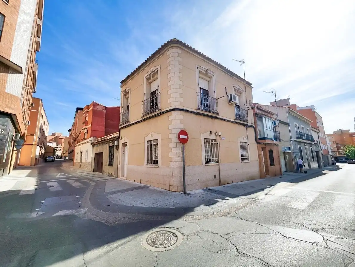 Vista exterior de Casa o xalet en venda en Puertollano amb Aire condicionat, Calefacció i Moblat