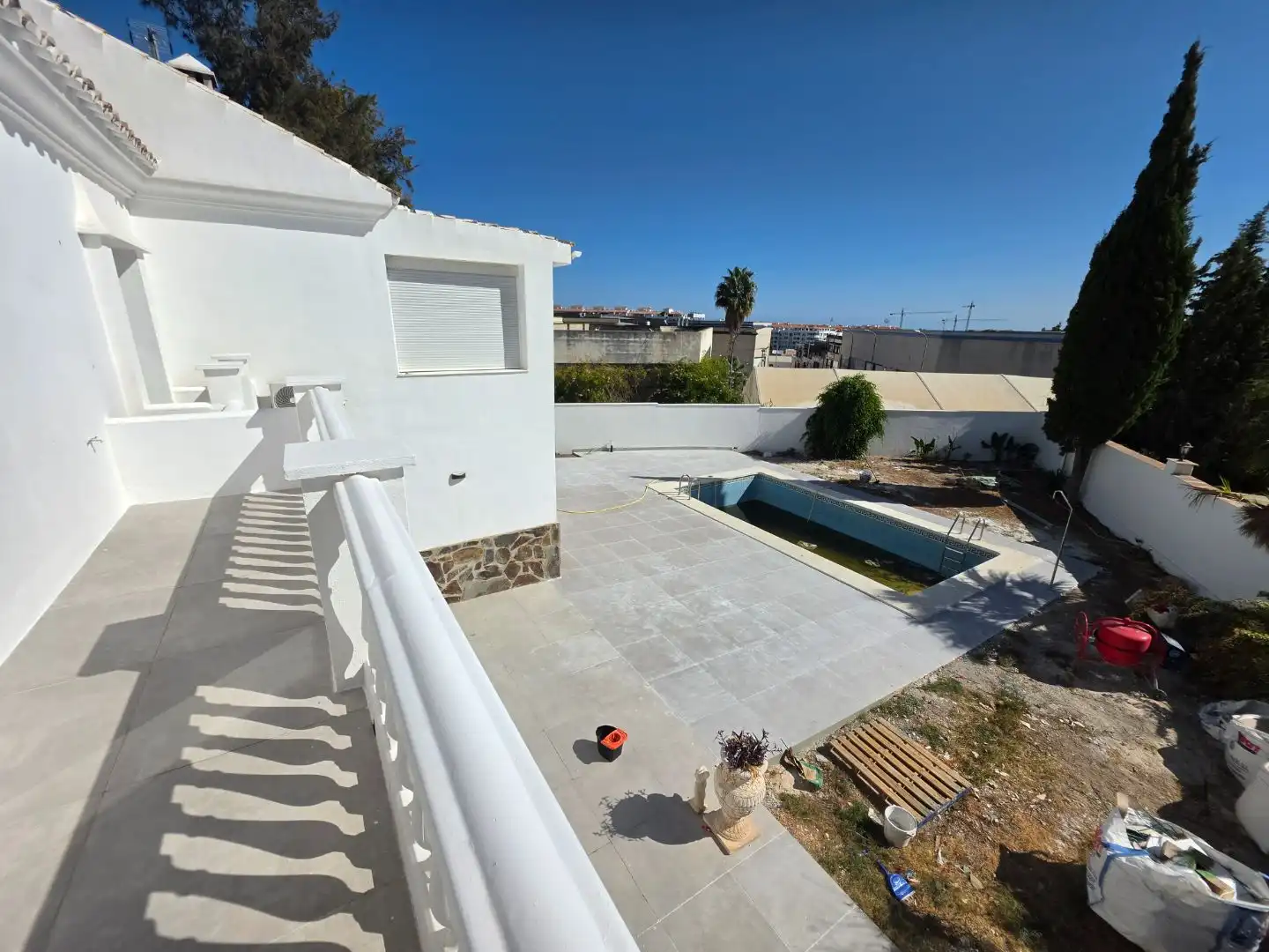 Vista exterior de Casa o xalet de lloguer en Marbella amb Jardí privat, Terrassa i Piscina