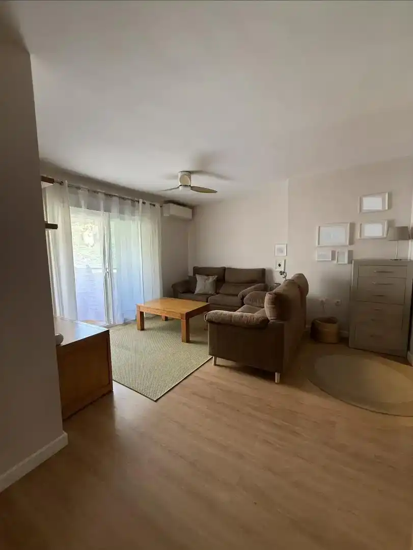 Sala d'estar de Pis en venda en Marbella amb Aire condicionat, Jardí privat i Parquet