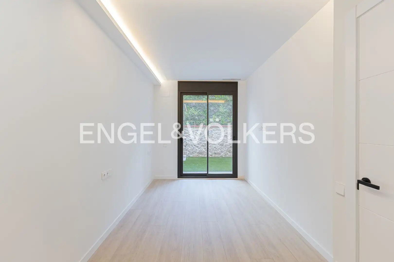 Flat for sale in Barcelona  with Air Conditioner, Heating and Private garden