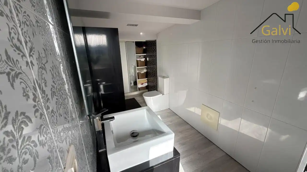 Baño de Casa o chalet en venta en Lugo con Calefacción, Jardín privado y Terraza