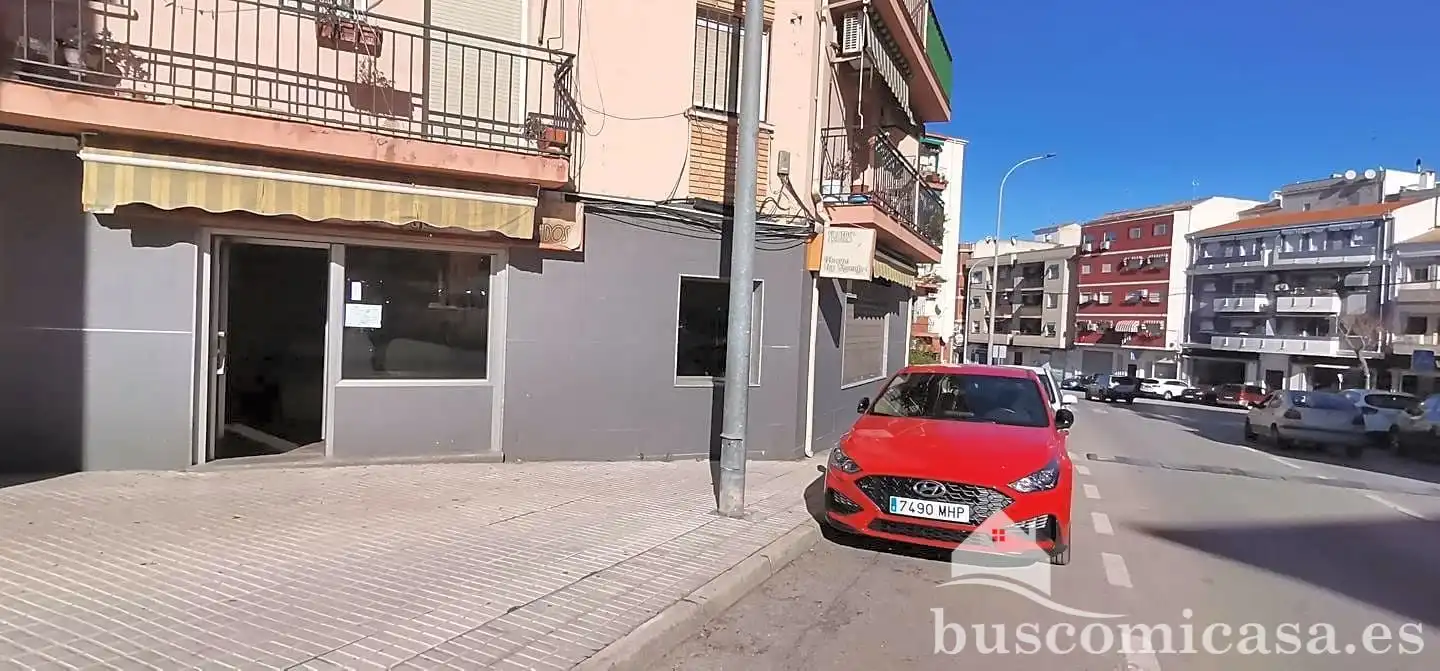 Vista exterior de Local en venda en Linares amb Aire condicionat i Moblat