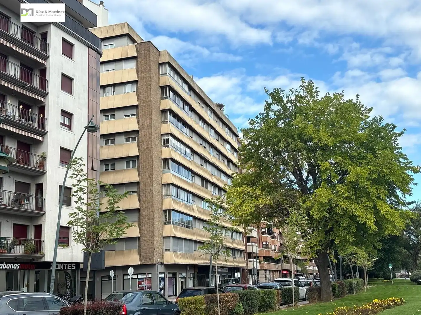 Vista exterior de Pis en venda en León Capital  amb Calefacció