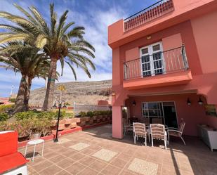 Vista exterior de Casa o xalet de lloguer en San Bartolomé de Tirajana amb Aire condicionat, Terrassa i Piscina