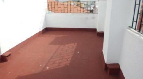 Piso céntrico compuesto por 3 dormitorios, 1 baños, 1 patio, cocina, terraza amplia con doble guardilla. Piso muy iluminado. En la, imatge 5
