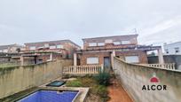 Vista exterior de Casa adosada en venda en Vinaròs amb Terrassa, Piscina i Balcó