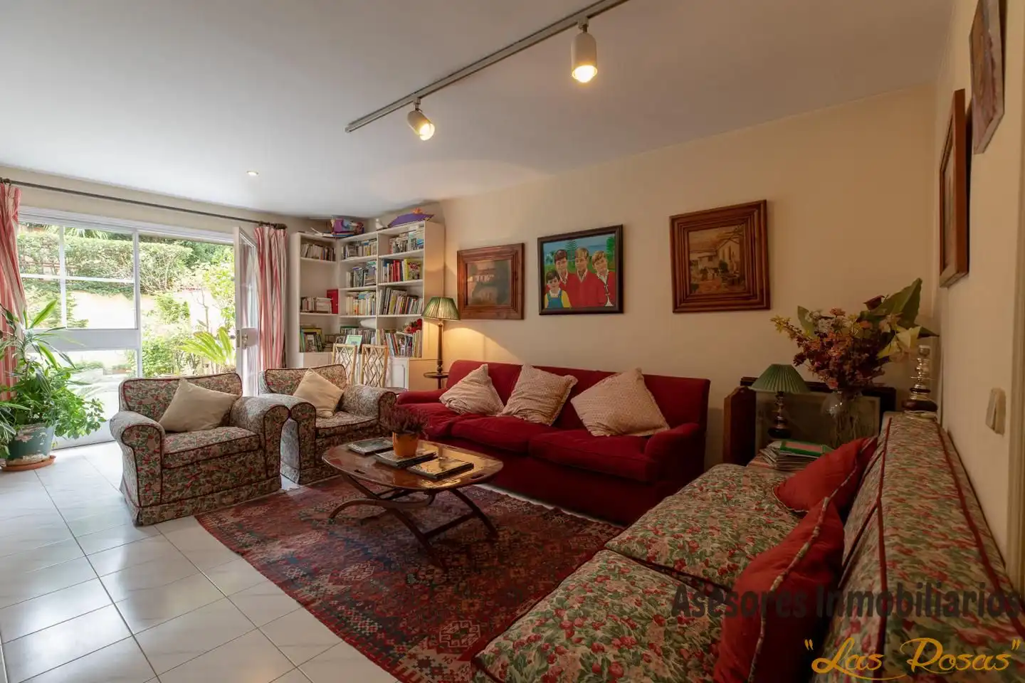 Wohnzimmer von Einfamilien-Reihenhaus zum Verkauf in Madrid mit Klimaanlage, Heizung und Privatgarten