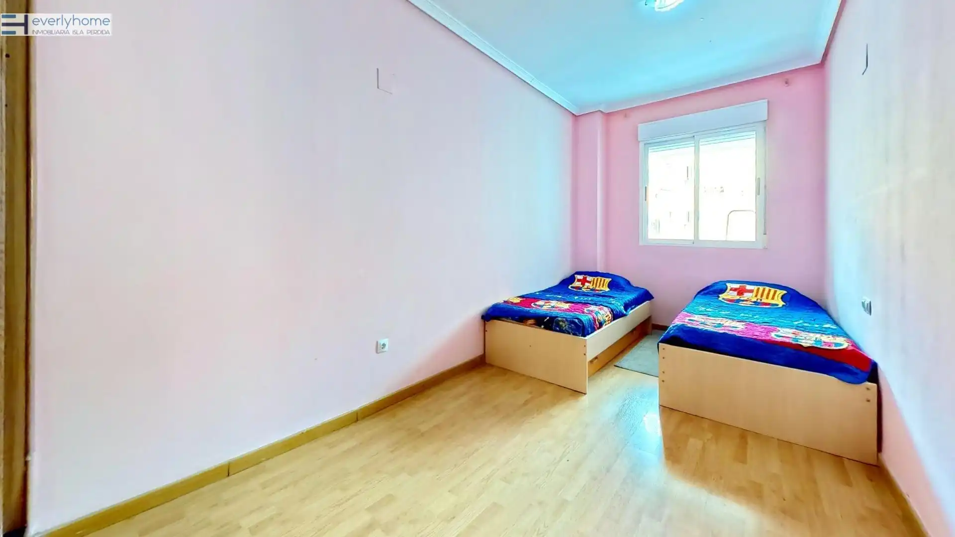 Habitación de Piso en venta en Castellón de la Plana / Castelló de la Plana con Parquet y Trastero