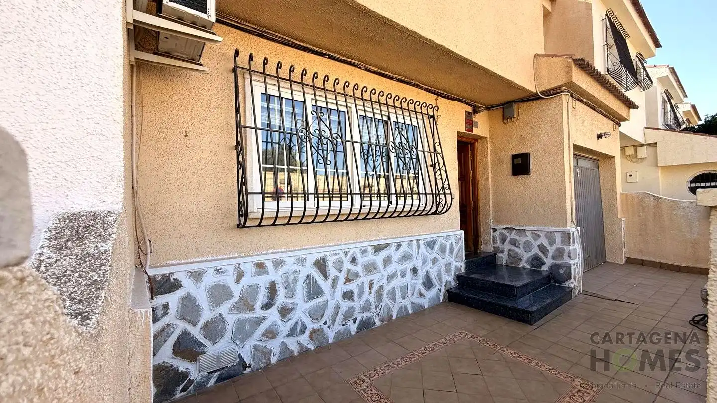 Vista exterior de Casa o xalet en venda en Cartagena amb Aire condicionat i Jardí privat