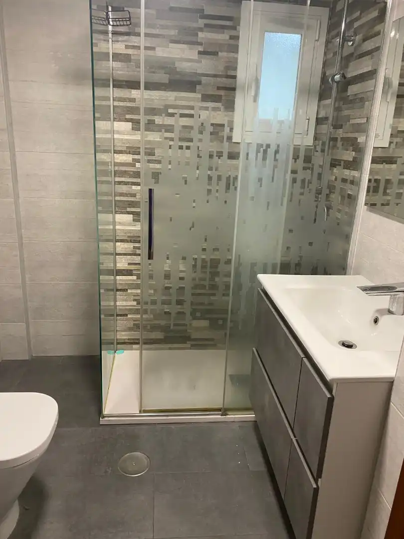 Baño de Piso de alquiler en Móstoles con Calefacción, Jardín privado y Terraza