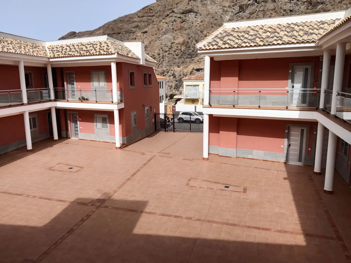 Außenansicht von Wohnungen zum Verkauf in Mogán mit Terrasse und Abstellraum