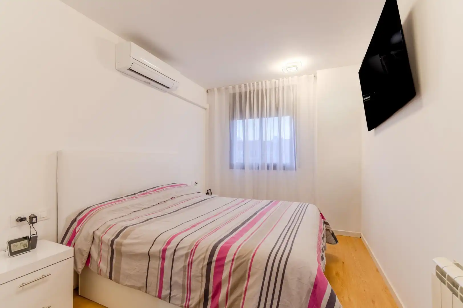 Habitación de Ático en venta en Salt con Calefacción, Piscina y Horno