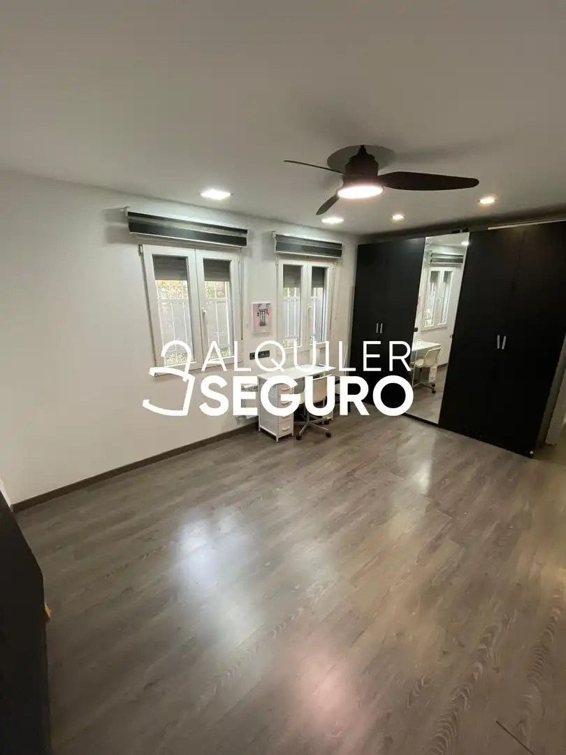 Bedroom of Flat for rent in Madrid  with Air Conditioner and Heating
