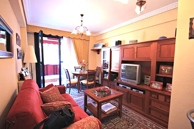 Sala de estar de Piso en venta en Castro-Urdiales con Calefacción, Jardín privado y Terraza