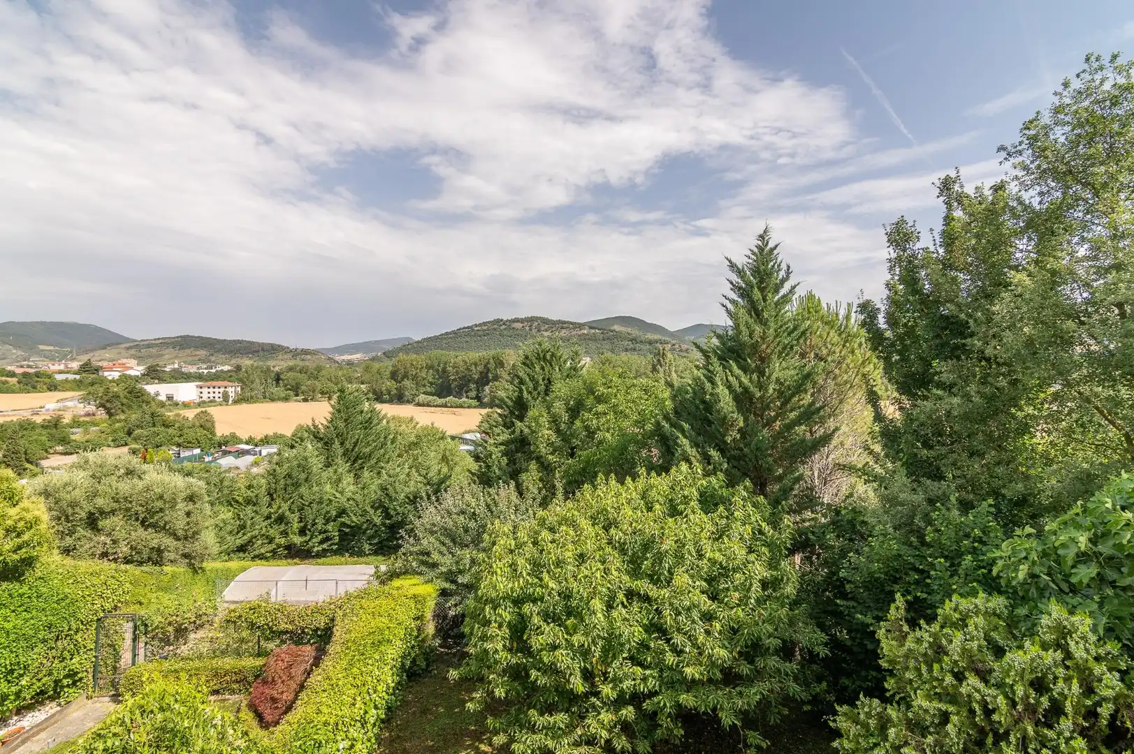 Einfamilien-Reihenhaus zum Verkauf in Valle de Egüés / Eguesibar mit Klimaanlage, Heizung und Privatgarten