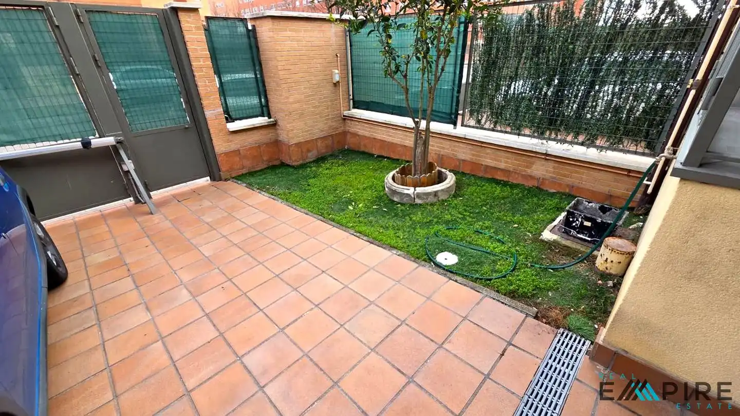 Terrassa de Casa adosada en venda en Parla amb Aire condicionat, Calefacció i Jardí privat