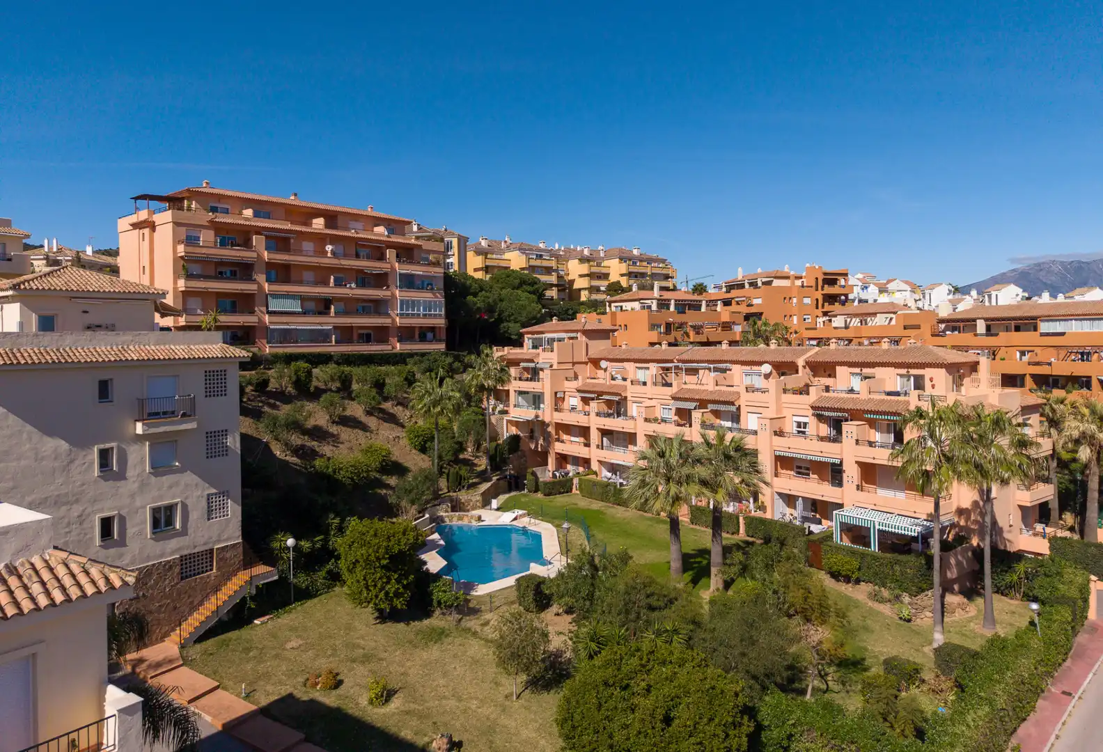 Vista exterior de Dúplex en venda en Mijas amb Terrassa, Piscina i Moblat