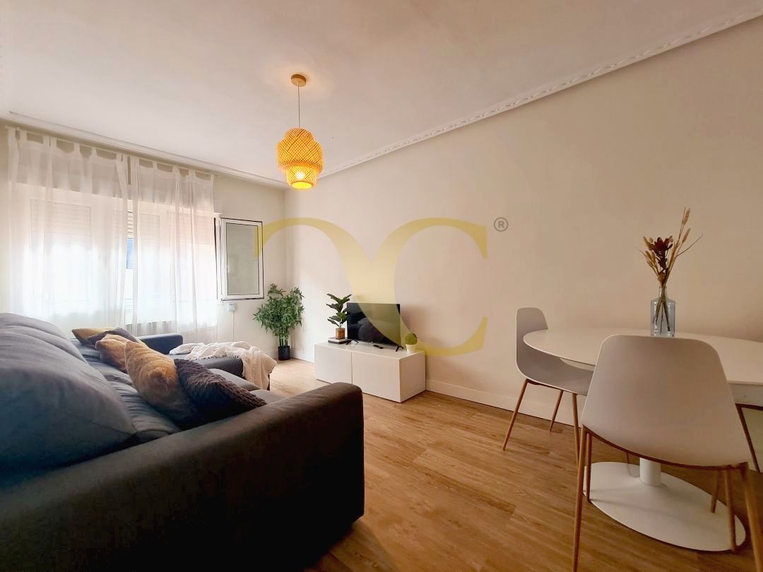 Sala d'estar de Pis en venda en Gijón  amb Calefacció i Moblat