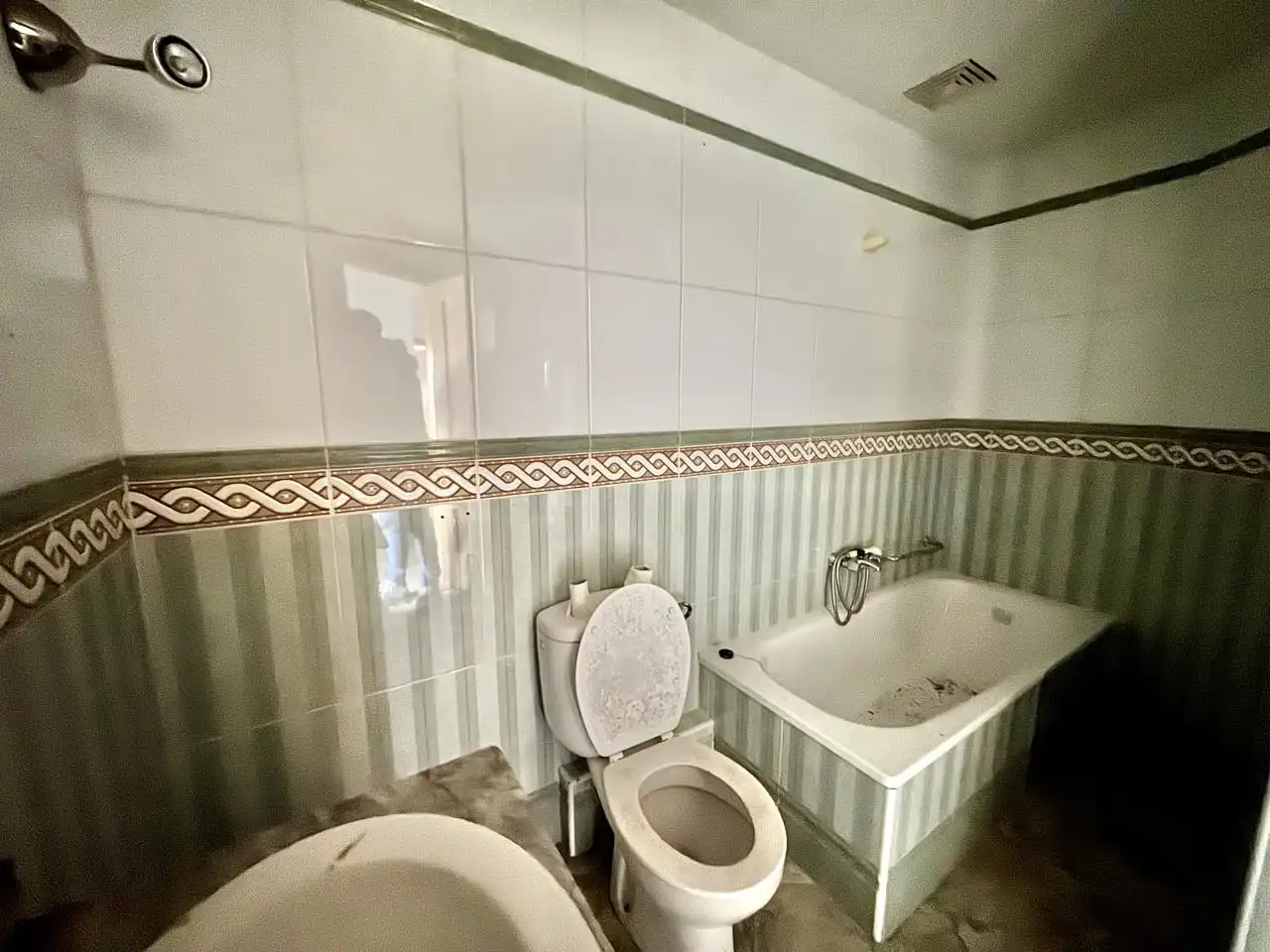 Bany de Edifici en venda en Candeleda
