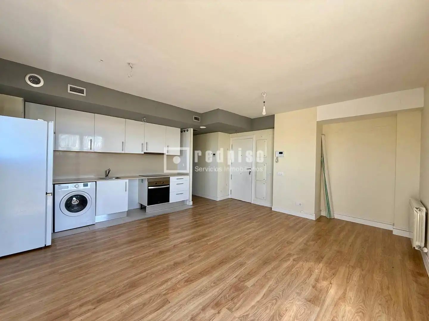 Schlafzimmer von Dachboden zur Miete in Madrid mit Heizung, Terrasse und Abstellraum