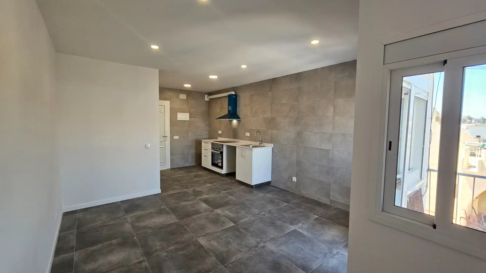 Küche von Wohnung zum Verkauf in Torredembarra mit Ofen und Balkon