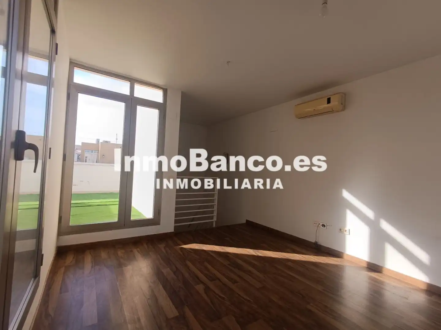 Casa adosada de alquiler en La Pobla de Vallbona con Terraza
