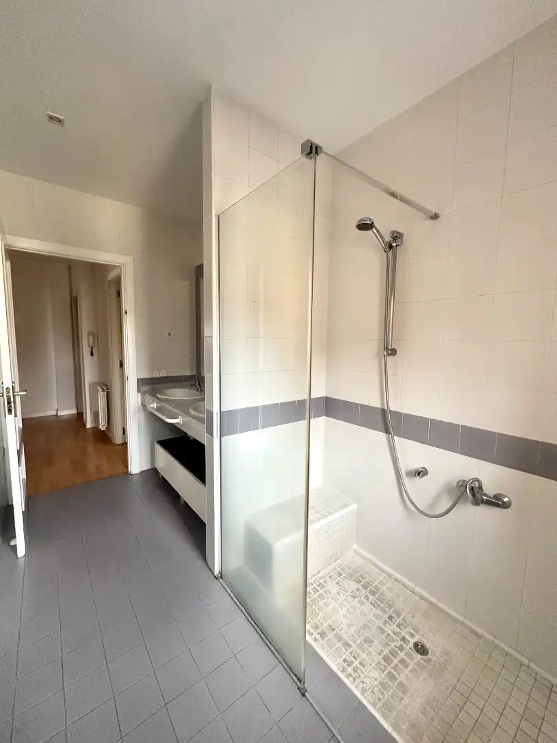 Baño de Casa adosada en venta en Madrid con Aire acondicionado, Calefacción y Jardín privado