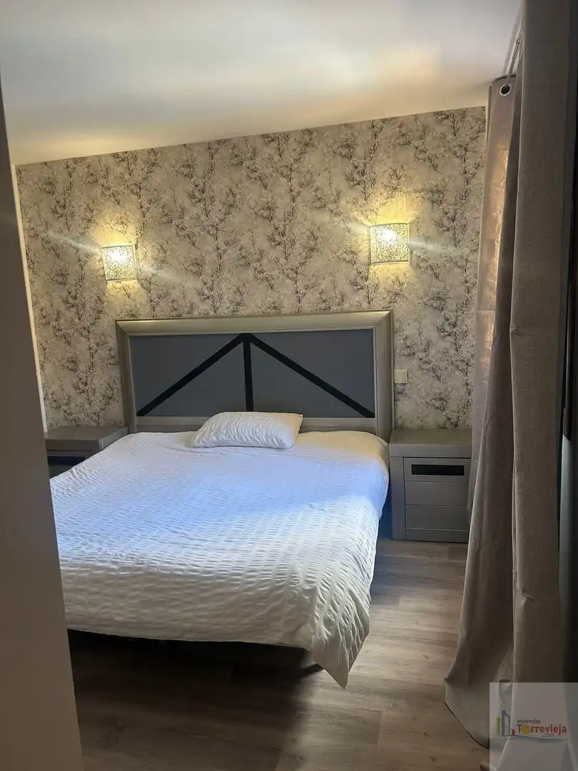 Dormitori de Apartament de lloguer en Torrevieja amb Aire condicionat, Calefacció i Terrassa