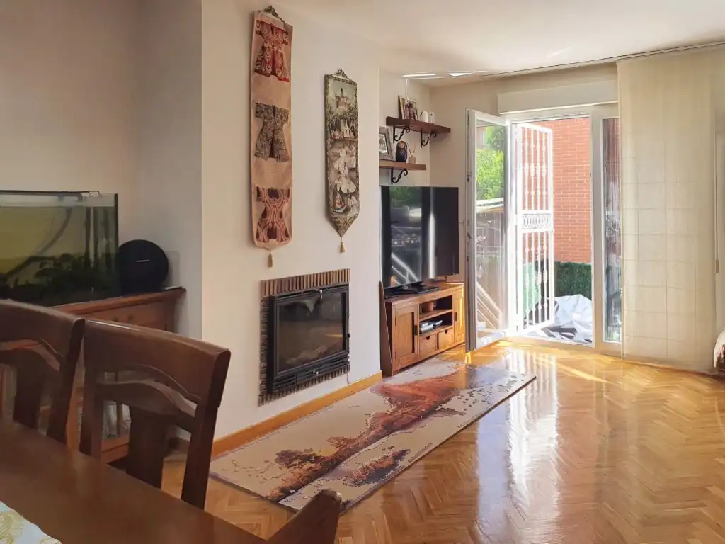 Sala d'estar de Casa adosada en venda en Colmenar Viejo amb Aire condicionat, Jardí privat i Terrassa