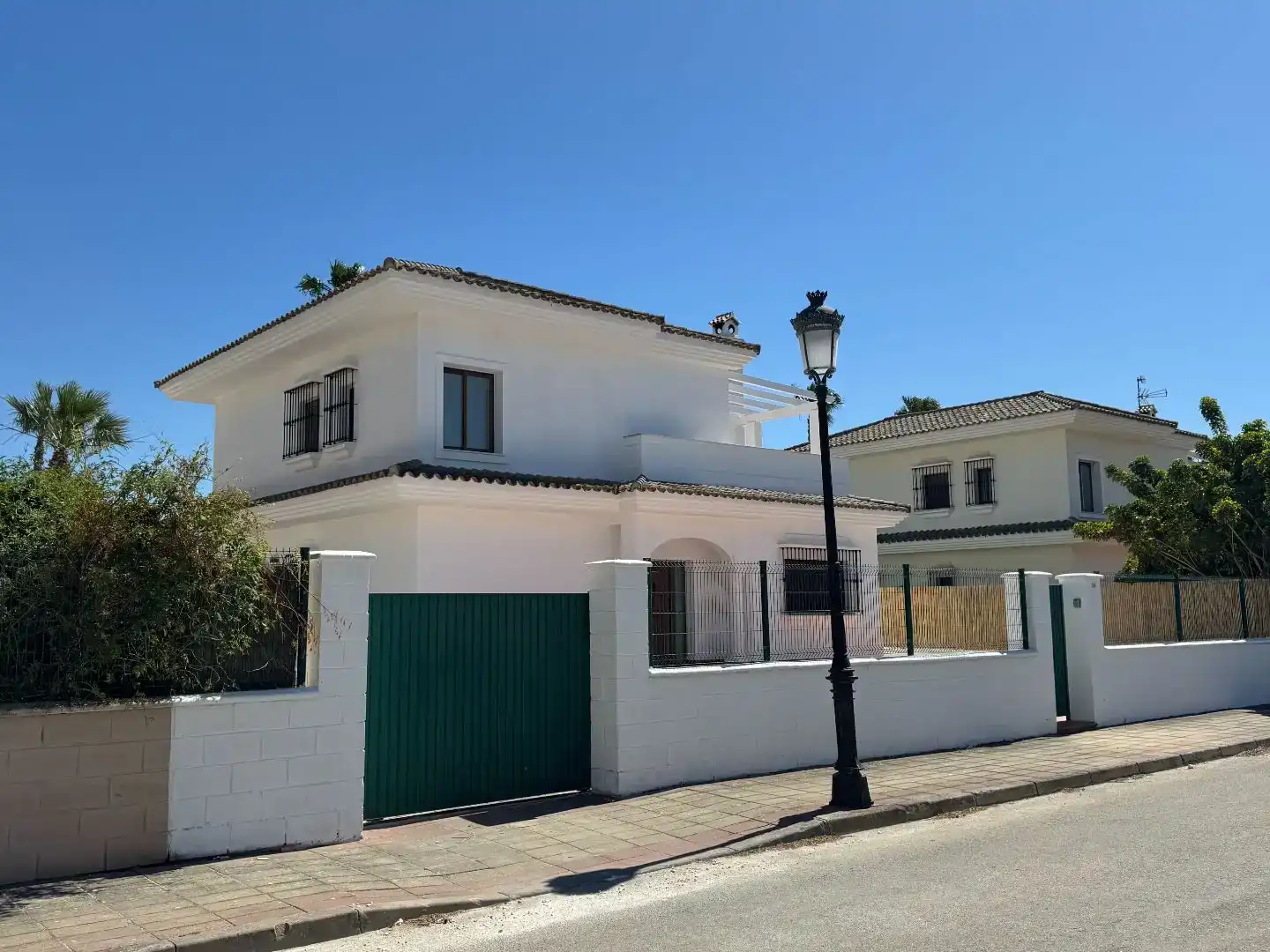 Vista exterior de Casa o xalet en venda en Conil de la Frontera amb Piscina i Balcó