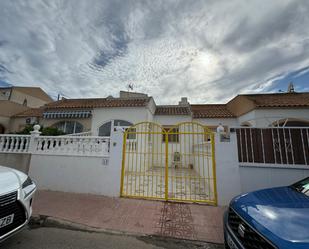 Vista exterior de Casa o xalet en venda en Torrevieja amb Aire condicionat, Terrassa i Piscina comunitària