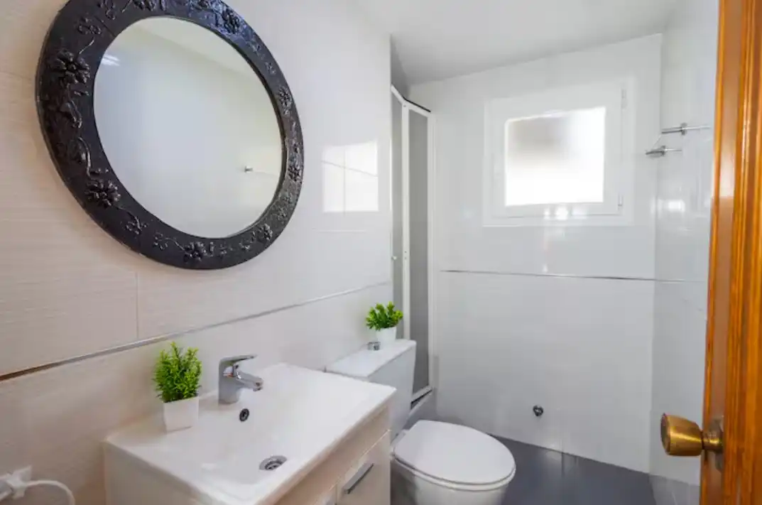 Badezimmer von Wohnungen zur Miete in Benidorm mit Klimaanlage, Parkett und Möbliert
