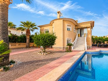 Detached house with pool for sale in Calle Velázquez