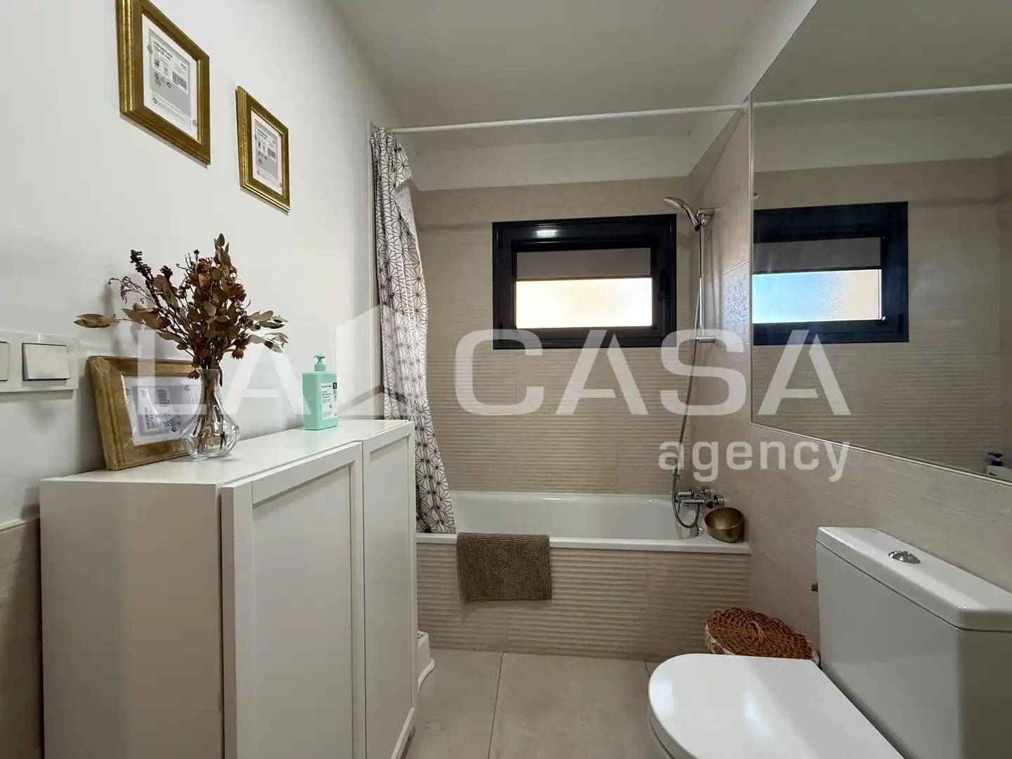 Baño de Casa adosada en venta en Dos Hermanas con Aire acondicionado y Piscina