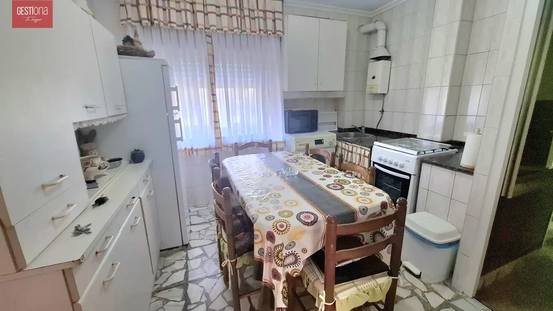 Cocina de Piso en venta en Los Corrales de Buelna  con Calefacción, Trastero y Amueblado
