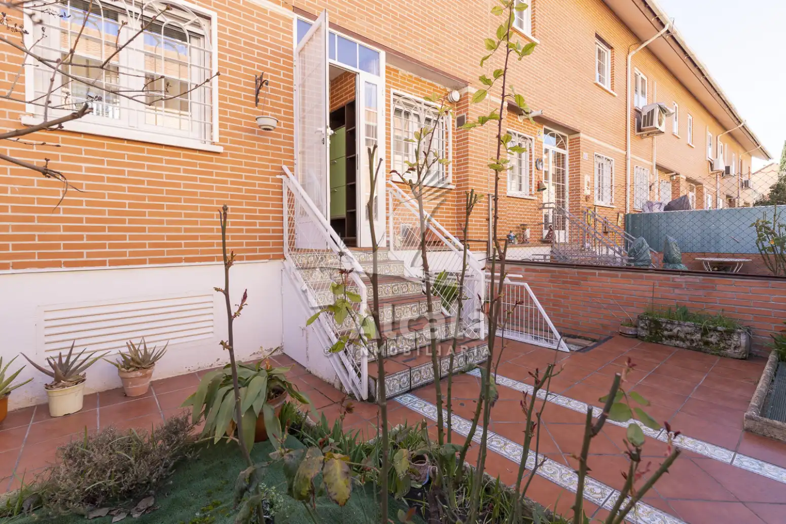 Außenansicht von Einfamilien-Reihenhaus zum Verkauf in Alcalá de Henares mit Heizung, Parkett und Schwimmbad